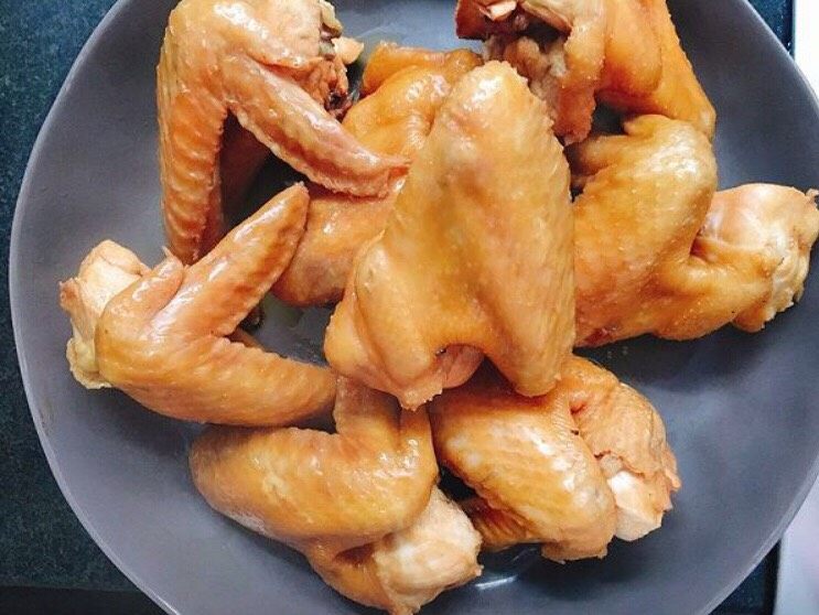 独家秘制卤鸡翅 咸甜麻辣好开胃,20分钟后，夹起、摊开在盘子里风干5-10分钟。
这一步是可以使鸡翅的肉质和表皮紧致有弹性。