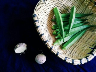  蒜蓉秋葵,准备主要食材: 秋葵，大蒜。