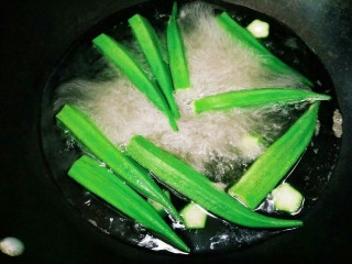  蒜蓉秋葵,准备一锅开水，滴入几滴食用油，放点盐，秋葵下锅焯1分钟断生。