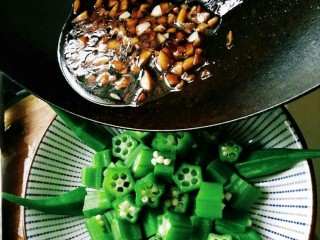  蒜蓉秋葵,将炒好的料汁淋在装盘的秋葵上。