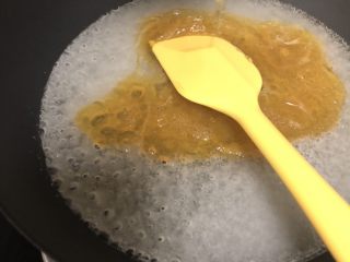 童年萨其马,制作糖浆。将水、白砂糖和麦芽糖放进平底锅熬汤。