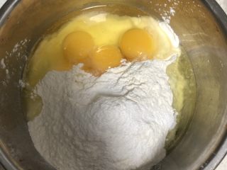 童年萨其马,鸡蛋放一边，泡打粉和面粉在一边。