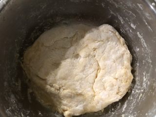 童年萨其马,粘，非常的粘。用玉米淀粉拍打成团，盖上保鲜膜，饧40分钟以上。面粉休息的好，后面面条味道更好