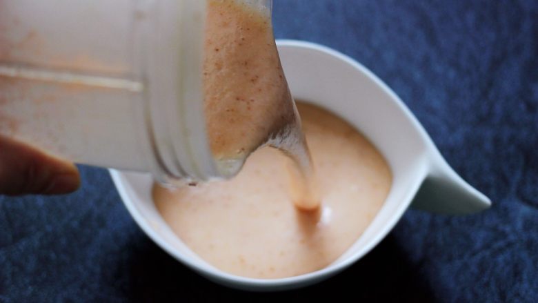 酸酸甜甜的无花果酸奶麦片杯，馋哭邻居小孩🧒,先把打好的无花果酸奶倒入容器里。

