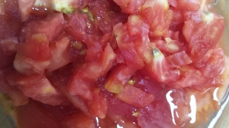 番茄豆腐鱼,去皮后的西红柿切小丁备用