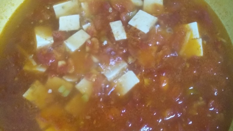 番茄豆腐鱼,再加适量清水煮开，加适量盐，胡椒粉，放入切好的豆腐闷煮30分钟