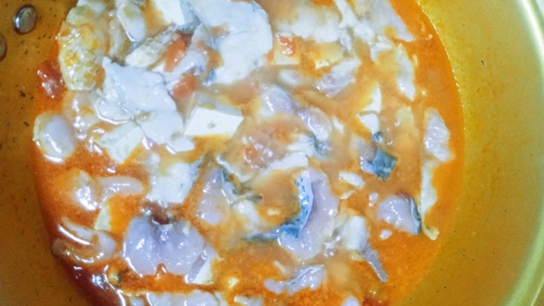 番茄豆腐鱼,将腌好的鱼片下入锅中煮3分钟就可以了，加一点鸡精