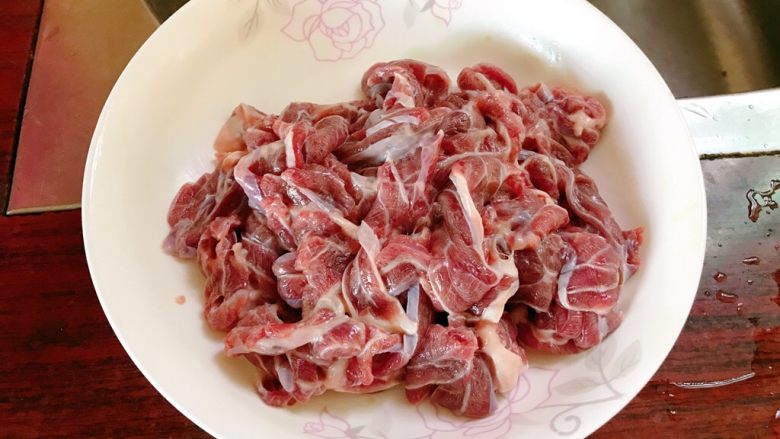 黑椒牛肉,抓匀腌制半小时。
