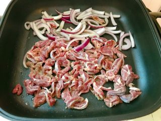 黑椒牛肉,放入牛肉和洋葱。