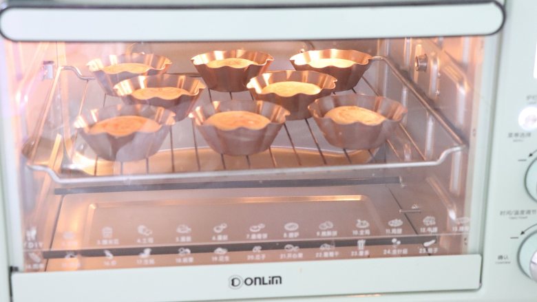 玫瑰花月饼，一道舒缓心情的中秋美食,放入提前预热好的烤箱，170度28分钟，即可