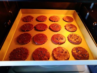 趣多多饼干,烤箱提前预热，180℃烤22分钟。