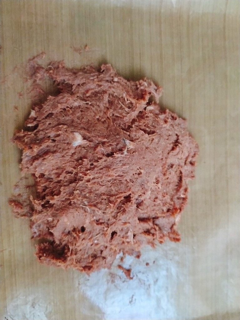 蜜汁黑胡椒黑猪肉脯,把混合好调味料的肉糜放到油纸或者油布上，摊平；