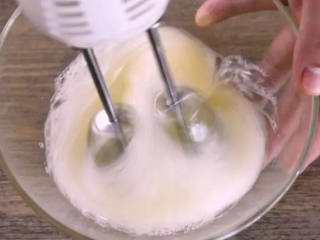 在家轻松搞定！超简单的电饭煲椰香蛋糕,用打蛋器高速打发蛋清
