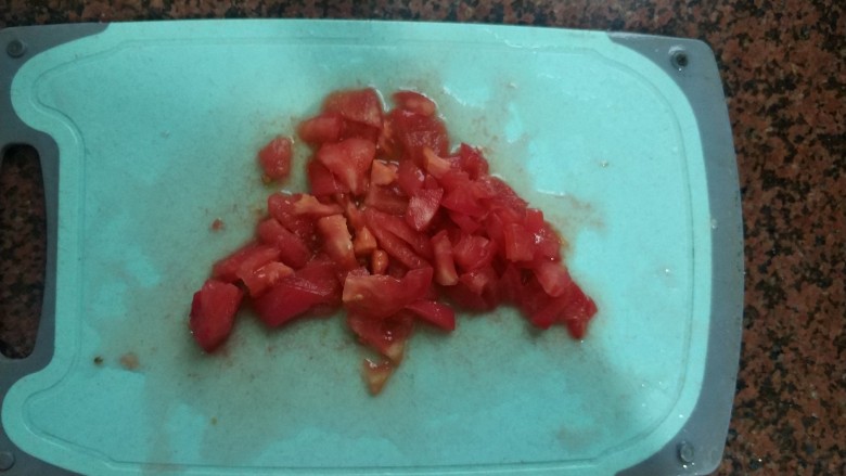 鲜虾番茄鸡蛋面,切成小块