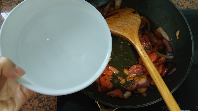 鲜虾番茄鸡蛋面,倒入一大碗清水