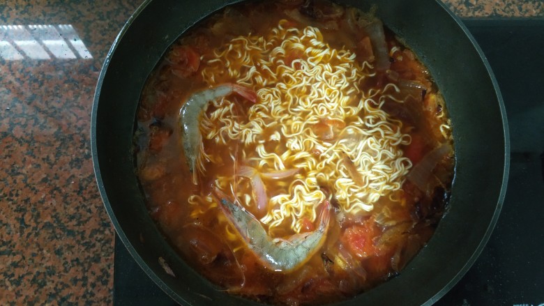 鲜虾番茄鸡蛋面,用筷子搅散一下面，放入虾。
