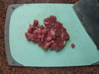 黑椒牛肉意大利面,牛排从冰箱提前拿出来解冻，用厨房纸吸干水份，切成粒