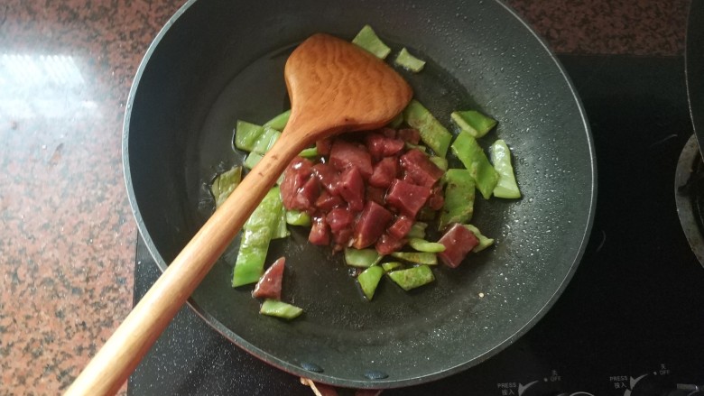 黑椒牛肉意大利面,放入腌制好的牛排粒，继续中火翻炒
