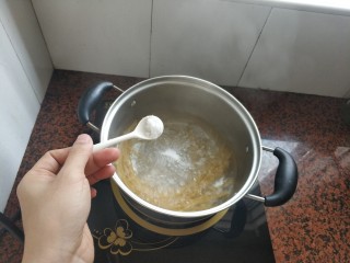 黑椒牛肉意大利面,往锅里倒入水，煮开后放入意大利面加入籽点点盐，中火煮8～40分钟，然后捞出