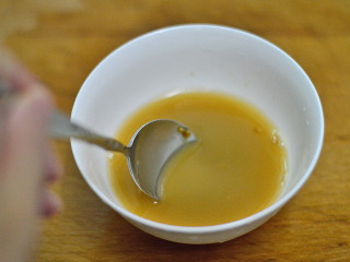 蚝油西兰花,再加入盐、白糖、淀粉、水调匀