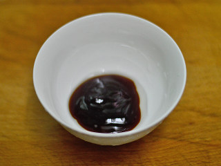 蚝油西兰花,取一个小碗，倒入1汤匙蚝油
