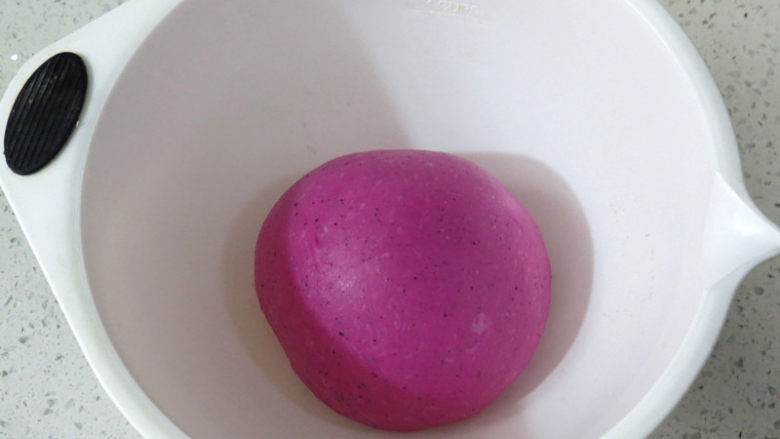 粉粉少女心【火龙果椰蓉心形面包】,然后放入一个干净的容器里，盖上保鲜膜，进行第一次发酵，建议 28度，一个小时