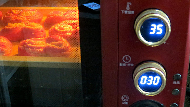 粉粉少女心【火龙果椰蓉心形面包】,放烤箱进行第二次发酵，建议温度 35度，30分钟
