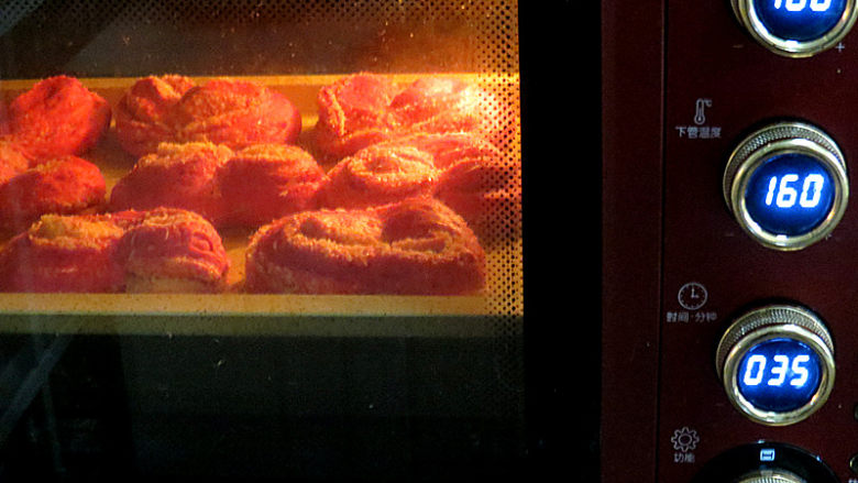 粉粉少女心【火龙果椰蓉心形面包】,预热好之后，改成上下火160度，放入烤箱里，烤 35分钟。注意观察上色，我是烤 10分钟之后加盖的锡纸。(按自家烤箱习性调整温度和时间)