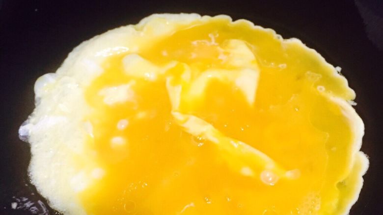 韭黄炒蛋,沿锅边打圈，均匀倒入鸡蛋液