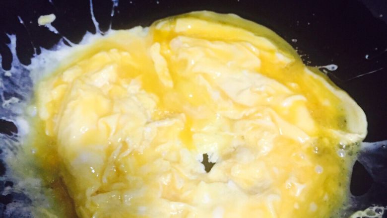 韭黄炒蛋,待蛋液基本凝固后用锅铲快速打散