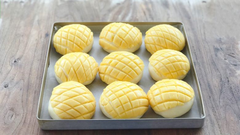 菠萝包,铺好酥皮的面团，继续温暖湿润处发酵至两倍大