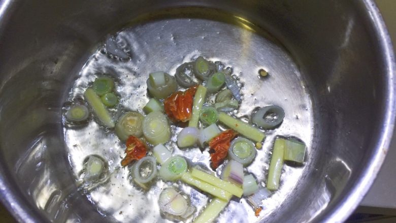 鲍鱼炖土豆,锅内放油烧热，放入配料爆香