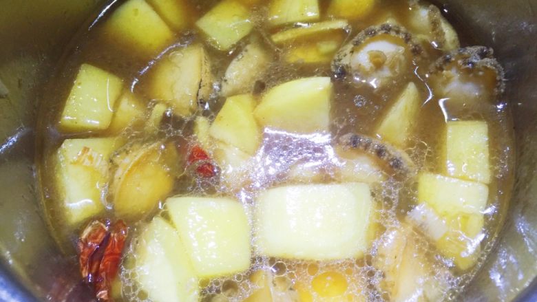 鲍鱼炖土豆,放入小鲍鱼，添水没过土豆，中火炖约20分钟至土豆熟了即可，收浓汤汁