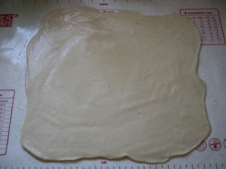 可可双色刀切,揉好的面团不用发酵，直接擀成长方形，厚度大约是1-2毫米，擀好的面片薄薄的抹上一层水让可可面片更服帖