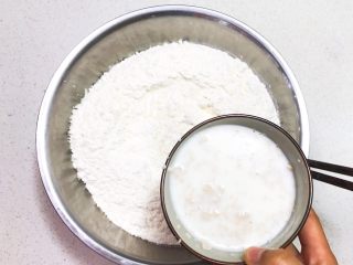 奶香豆沙饼,把酵母液倒入面粉中，边倒边搅拌