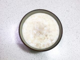 奶香豆沙饼,加入270ml牛奶，充分调匀后静止5分钟