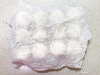 奶香豆沙饼,盖上无菌纱布二次发酵20分钟