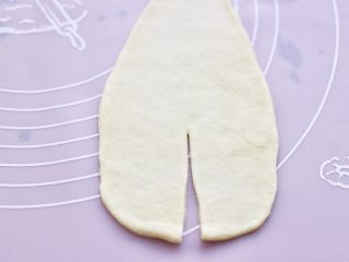 杏仁牛角面包,用刀在宽的一边从中间切开一个小口。