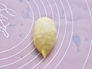 杏仁牛角面包,取一个面团，用手搓成水滴状。
