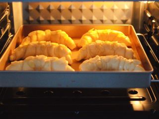杏仁牛角面包,烤箱170度提前预热10分钟后，把牛角面包放入烤箱。