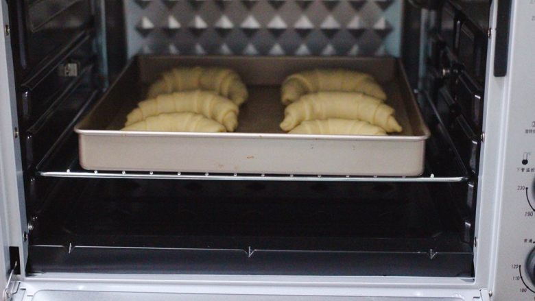 杏仁牛角面包,放入烤箱进行第二次发酵，38度，40分钟左右。