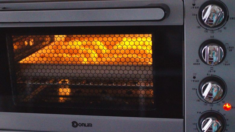 杏仁牛角面包,上下管170度烤18-20分钟，注意观察颜色，上色后盖上一张锡纸。