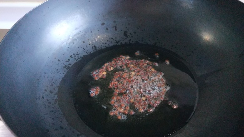 新文美食  香辣鸡丝,在另起锅倒入亚麻籽油烧热，放入花椒炸香，在捞出来花椒留下油。