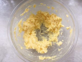 花朵酥脆曲奇,继续用打蛋器打发均匀，黄油呈蓬松状态
