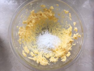 花朵酥脆曲奇,加入糖粉，用打蛋棒将糖粉跟黄油搅拌一下，看不到糖粉颗粒即可

