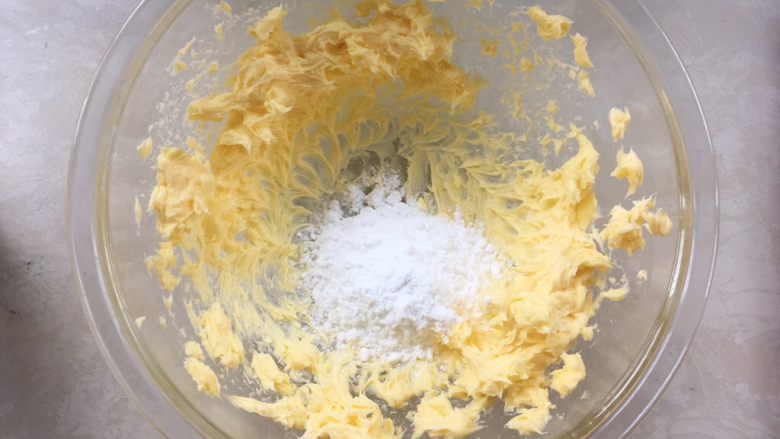 花朵酥脆曲奇,加入糖粉，用打蛋棒将糖粉跟黄油搅拌一下，看不到糖粉颗粒即可
