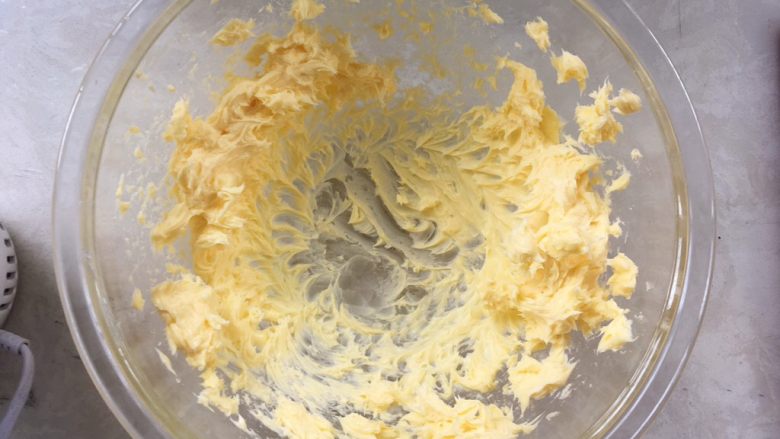 花朵酥脆曲奇,用电动打蛋器将黄油打发至蓬松状态
