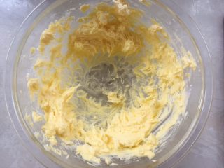 花朵酥脆曲奇,用电动打蛋器将黄油打发至羽毛状，黄油颜色变浅
