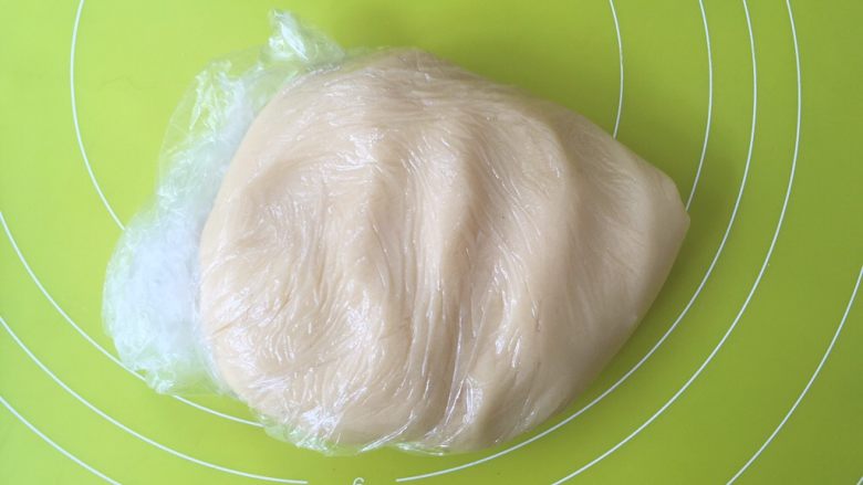 双蛋黄莲蓉月饼,
将拌压均匀的面团装入保鲜袋，入冰箱冷藏15分钟；
