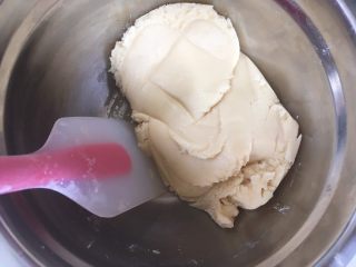 双蛋黄莲蓉月饼,
用刮刀拌压均匀，无干粉颗粒；
